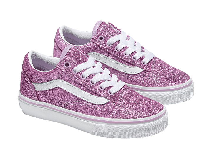 Tenis VANS Old Skool color lila con acabado brillante en glitter y suela blanca.