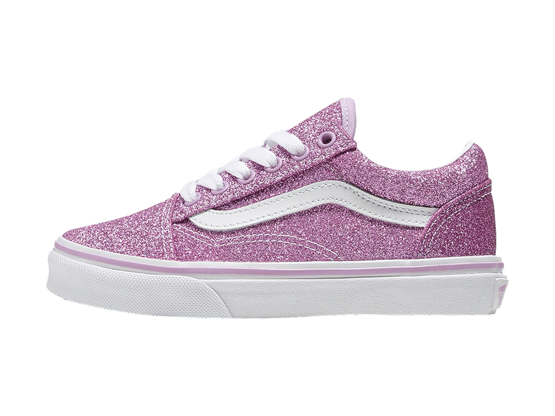 Tenis VANS Old Skool color lila con acabado brillante en glitter y suela blanca.