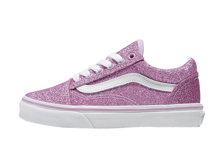 Tenis VANS Old Skool color lila con acabado brillante en glitter y suela blanca.
