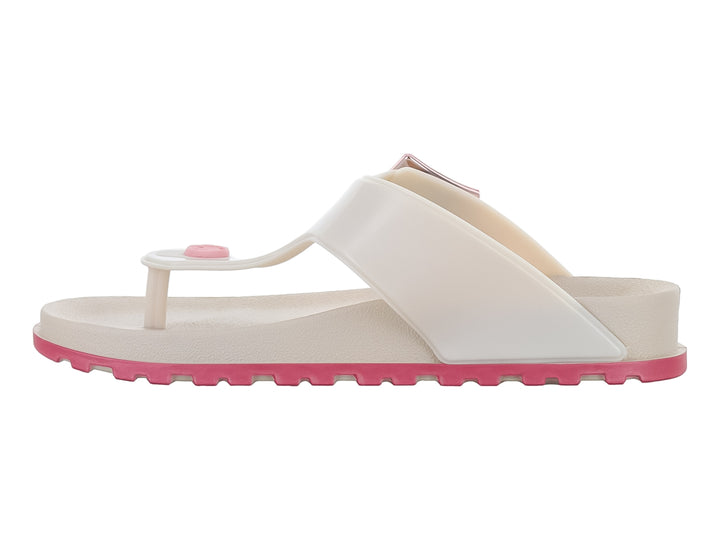 Sandalia Ipanema de dedo en color beige con suela y hebilla en tono rosa.