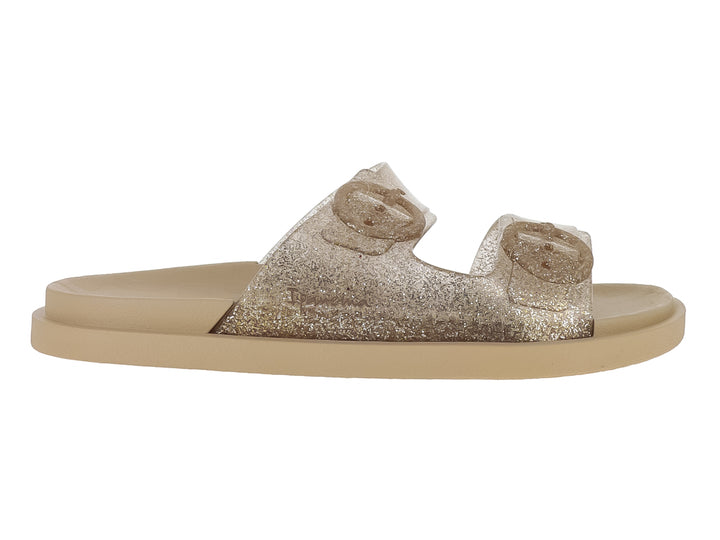 Sandalias Ipanema color beige y oro con correas brillantes y hebillas decorativas.
