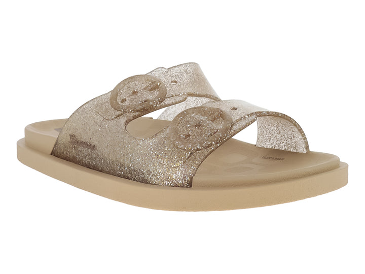Sandalias Ipanema color beige y oro con correas brillantes y hebillas decorativas.