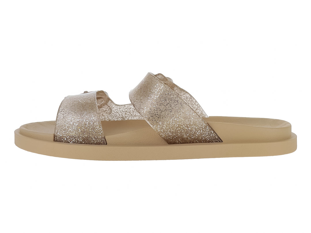 Sandalias Ipanema color beige y oro con correas brillantes y hebillas decorativas.