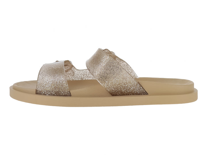 Sandalias Ipanema color beige y oro con correas brillantes y hebillas decorativas.