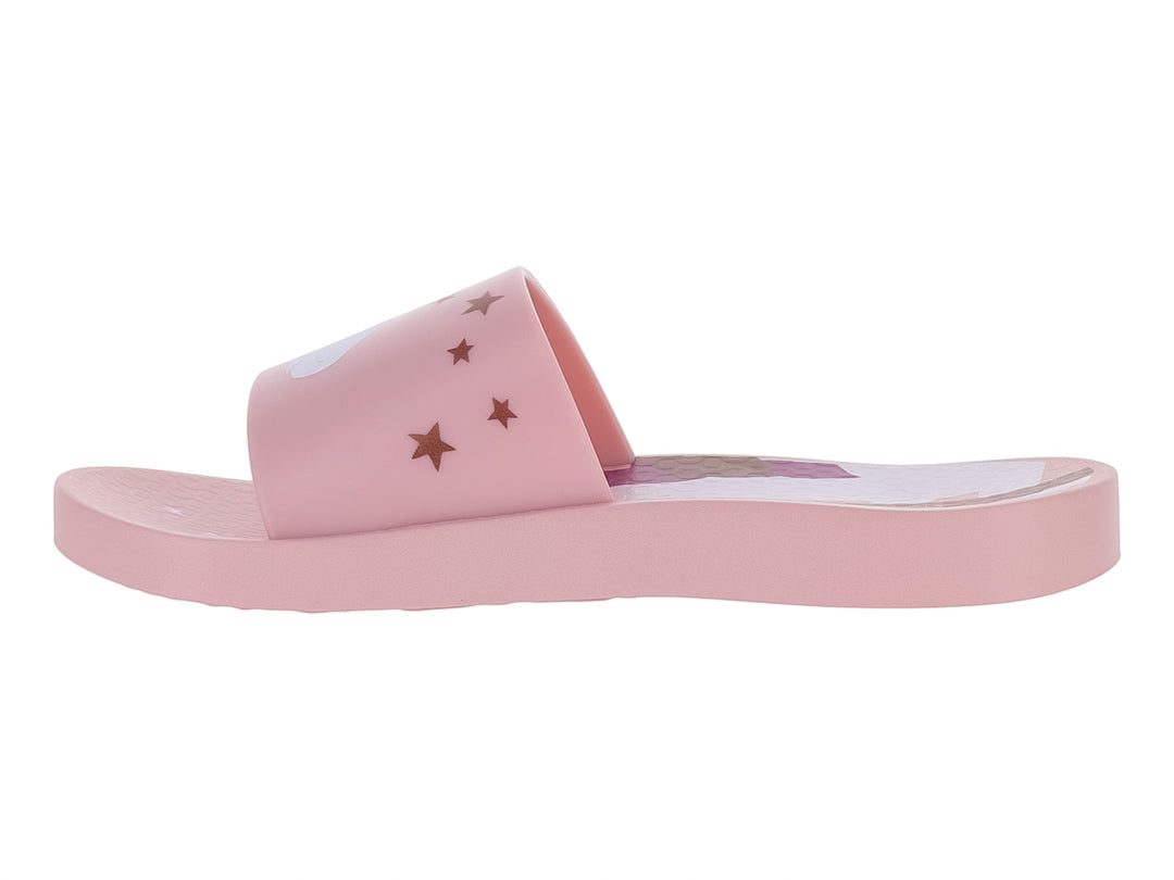 Sandalia slide de color rosa con un diseño gráfico estampado en la banda superior.
