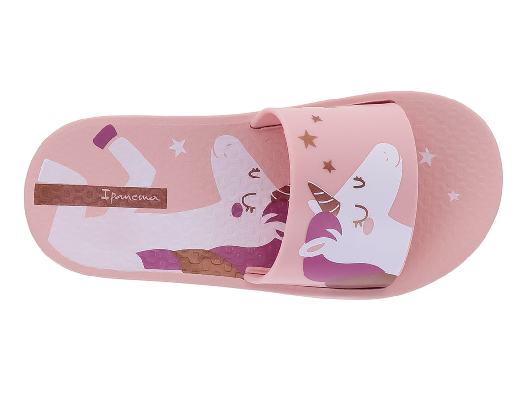 Sandalia slide de color rosa con un diseño gráfico estampado en la banda superior.