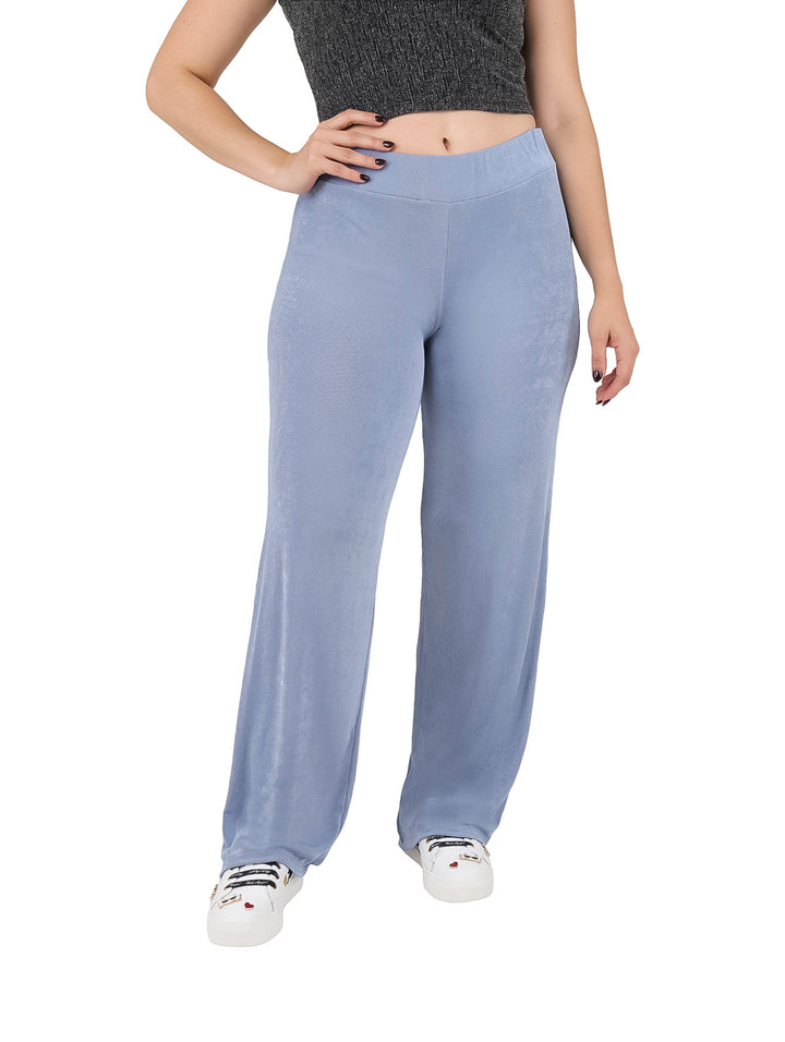 Mujer vistiendo un pantalón recto largo de color azul claro.