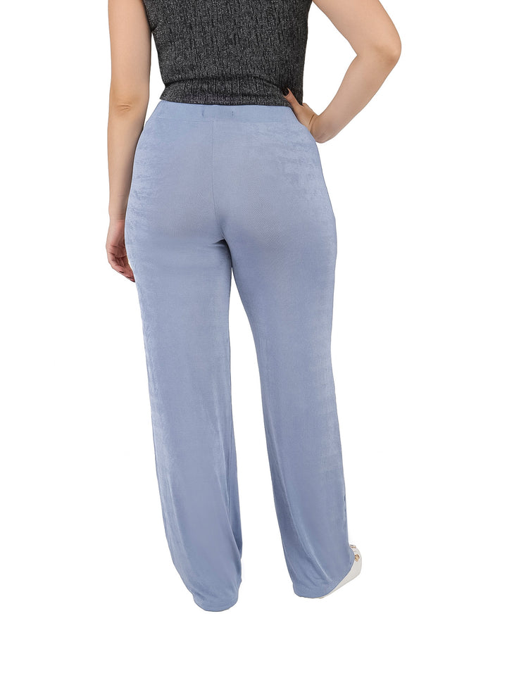 Mujer vistiendo un pantalón recto largo de color azul claro.