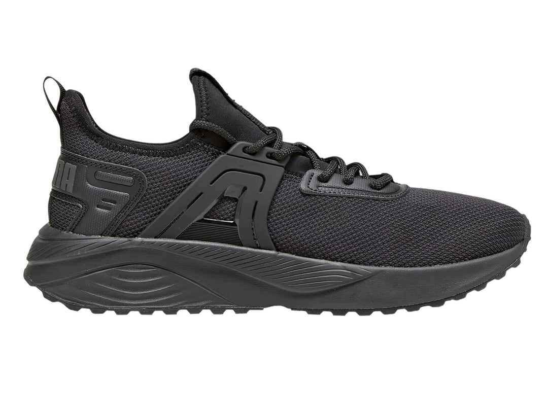 Tenis deportivos PUMA color negro con malla transpirable y suela gruesa.