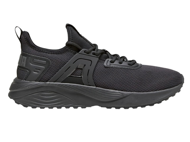 Tenis deportivos PUMA color negro con malla transpirable y suela gruesa.