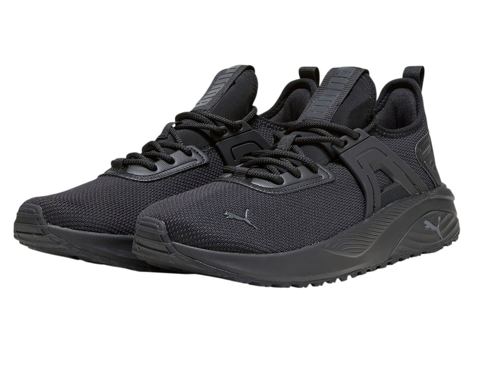 Tenis deportivos PUMA color negro con malla transpirable y suela gruesa.