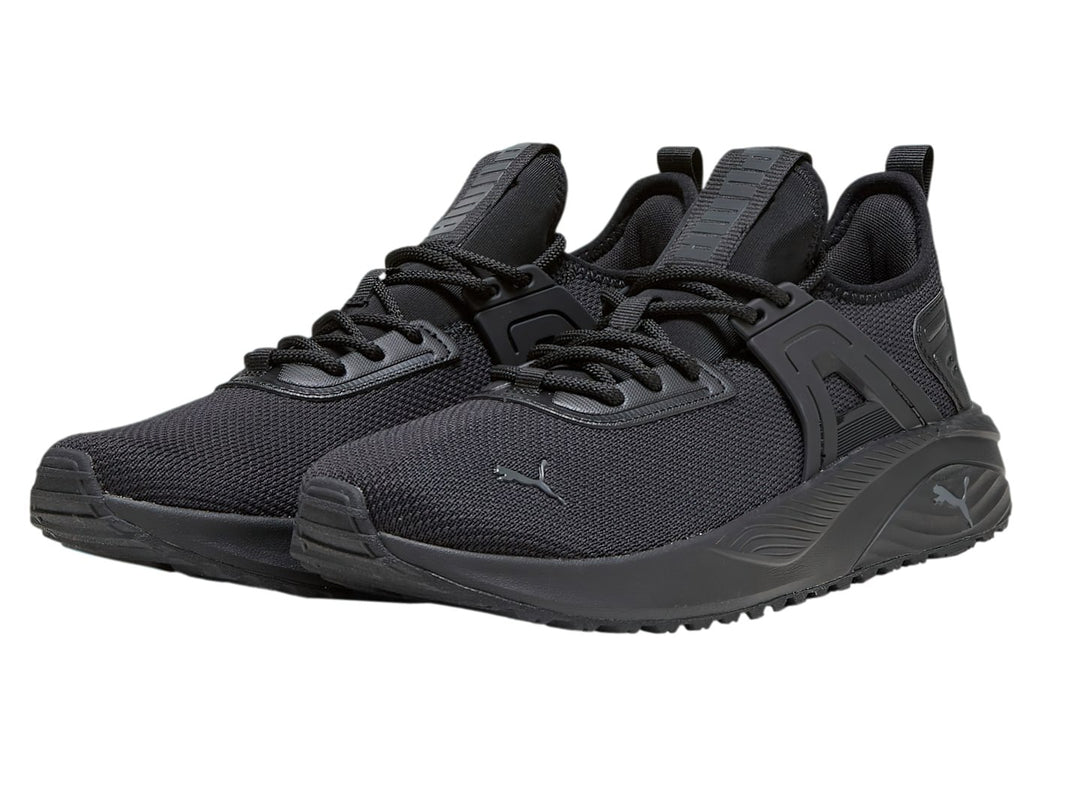 Tenis deportivos PUMA color negro con malla transpirable y suela gruesa.