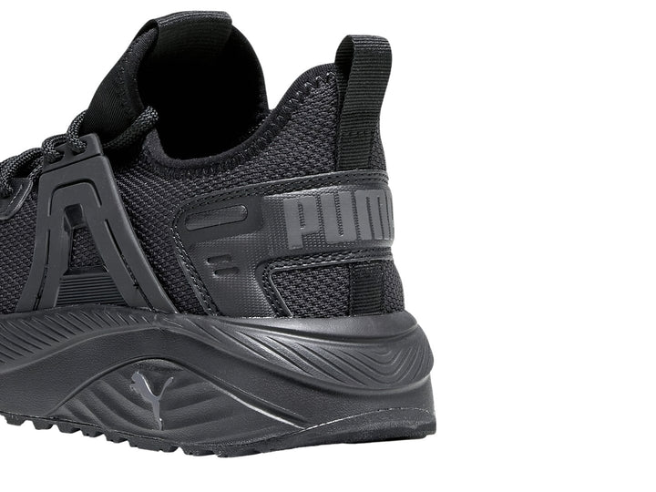 Tenis deportivos PUMA color negro con malla transpirable y suela gruesa.