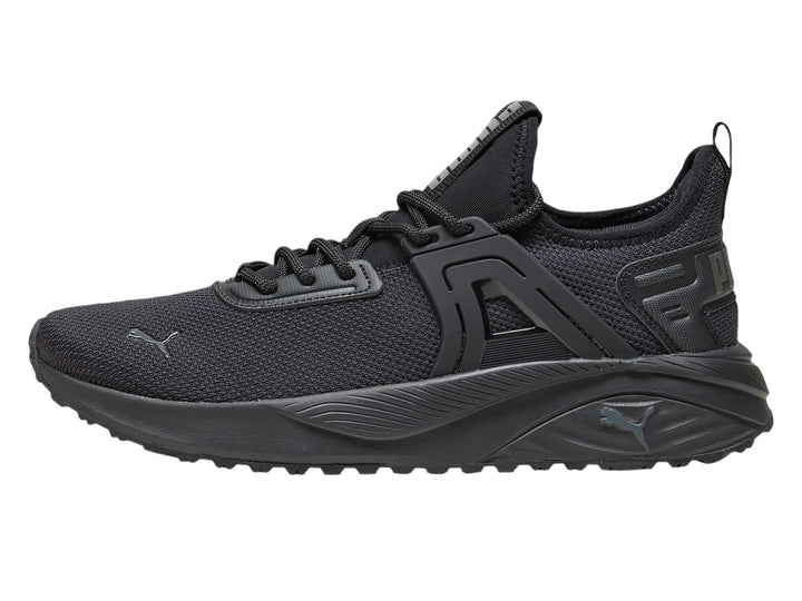 Tenis deportivos PUMA color negro con malla transpirable y suela gruesa.