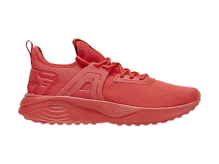 Tenis deportivos PUMA color rojo intenso con suela a juego y tejido transpirable.