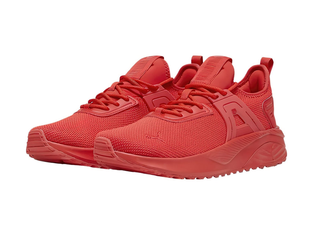 Tenis deportivos PUMA color rojo intenso con suela a juego y tejido transpirable.