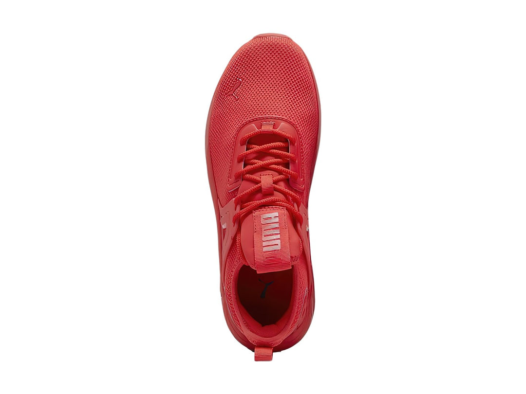 Tenis deportivos PUMA color rojo intenso con suela a juego y tejido transpirable.