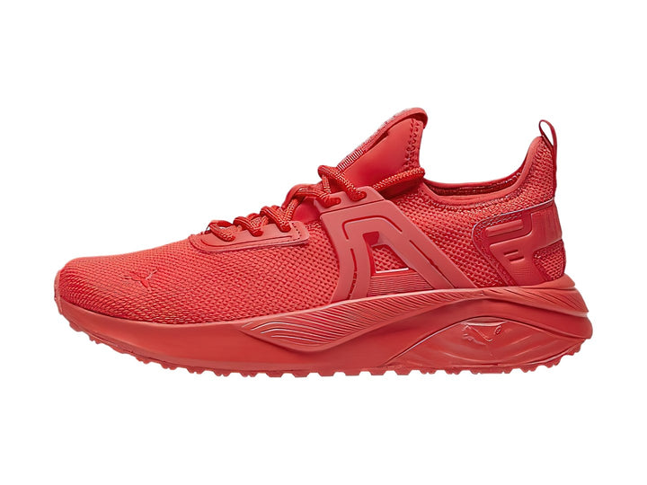 Tenis deportivos PUMA color rojo intenso con suela a juego y tejido transpirable.