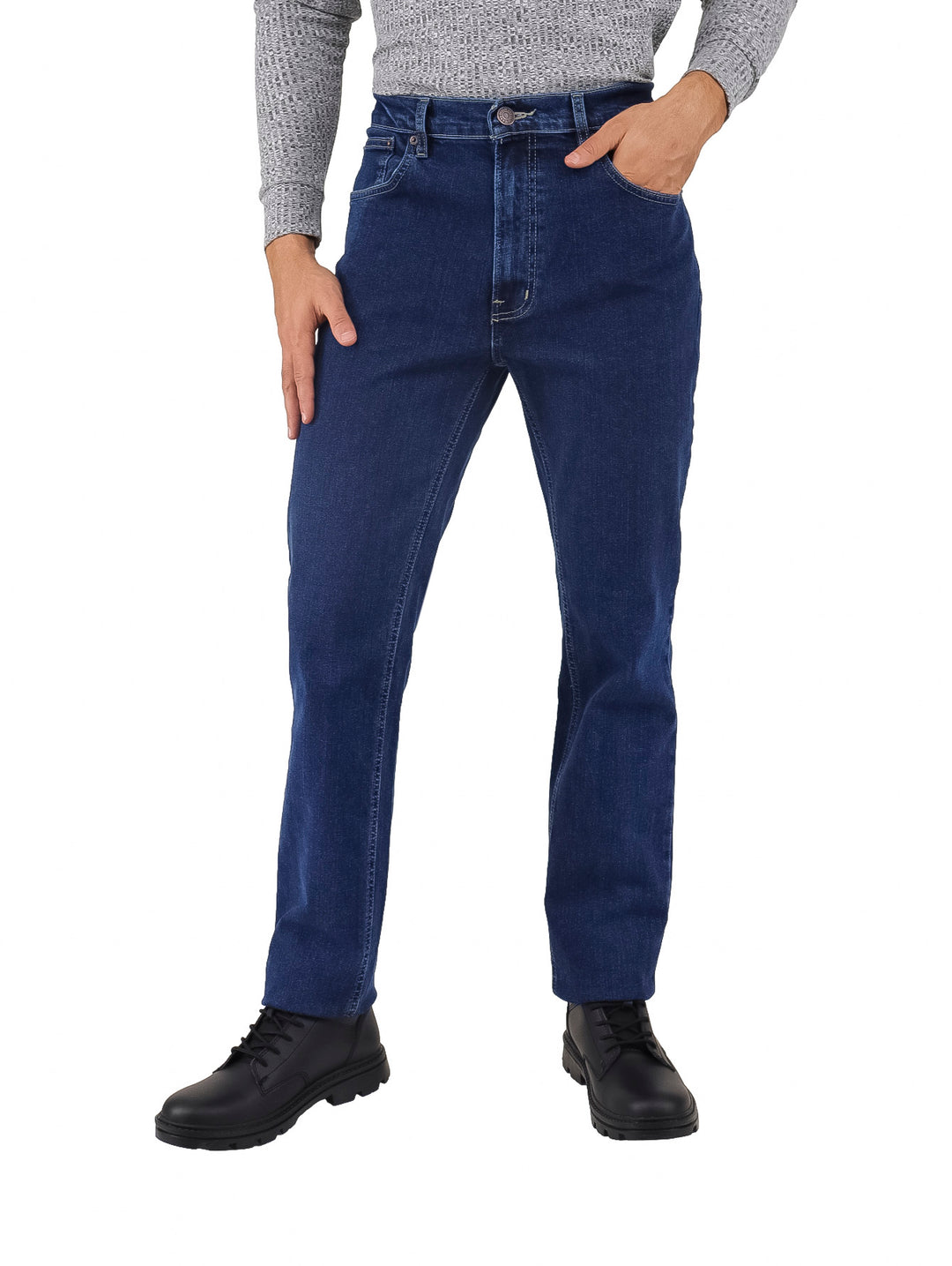 Hombre vistiendo pantalones jeans de color azul oscuro y zapatos negros.
