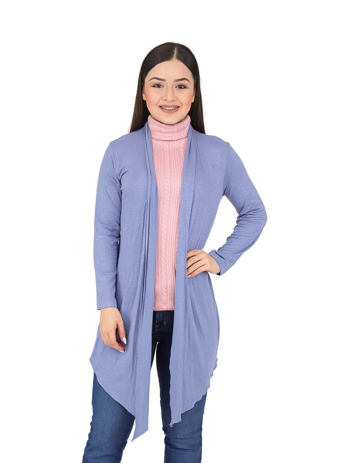 Mujer vistiendo un suéter largo color denim abierto con acabado en pico abajo sobre una prenda rosa.