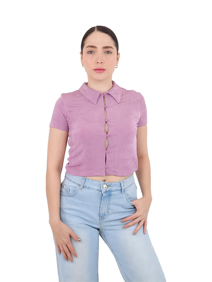 Mujer vistiendo blusa corta color lila con cuello y botones frontales