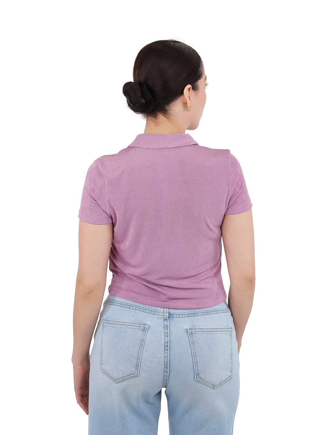 Mujer vistiendo blusa corta color lila con cuello y botones frontales