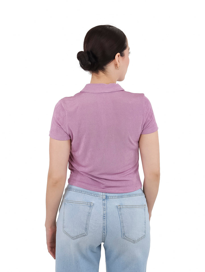 Mujer vistiendo blusa corta color lila con cuello y botones frontales