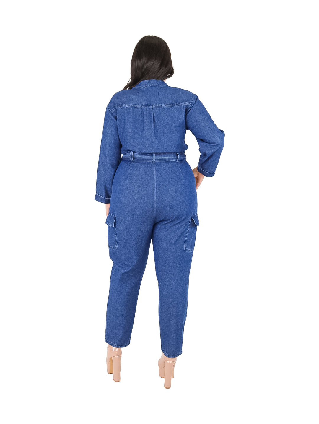 Mujer vistiendo un overol azul stone blue con cierre frontal y cinturón ajustable en la cintura.