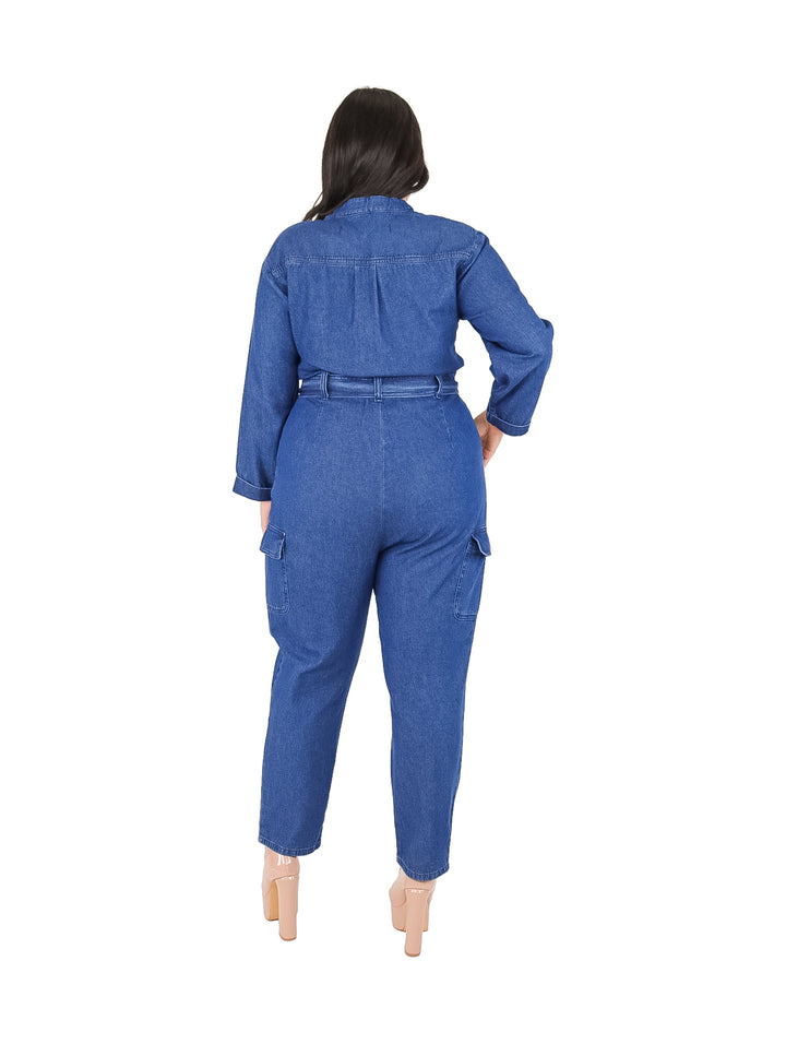 Mujer vistiendo un overol azul stone blue con cierre frontal y cinturón ajustable en la cintura.