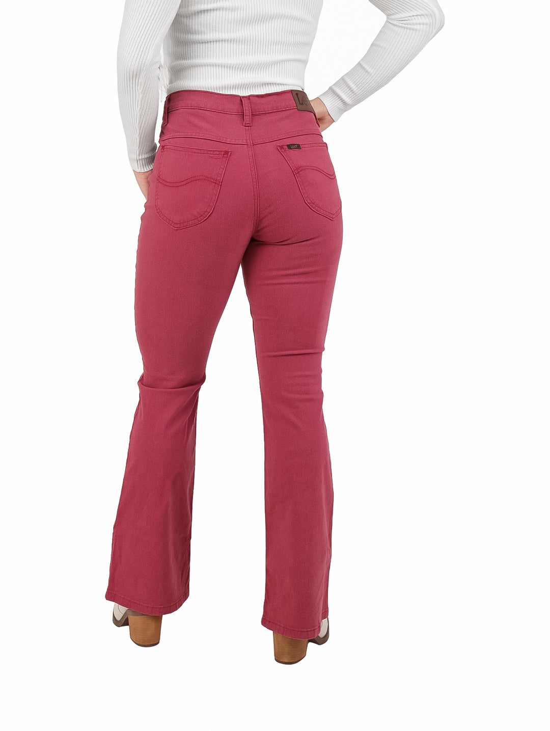 Pantalones LEE color burgundy para mujer con corte skinny flare y talle alto.