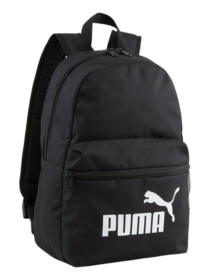 Mochila pequeña Puma de color negro con logotipo blanco en el bolsillo frontal y correas ajustables.