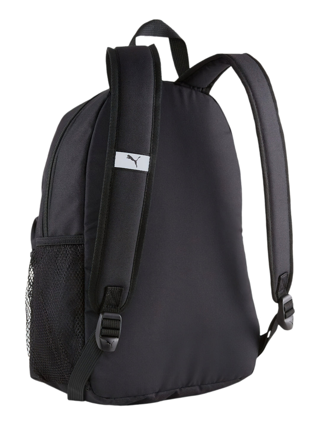 Mochila pequeña Puma de color negro con logotipo blanco en el bolsillo frontal y correas ajustables.