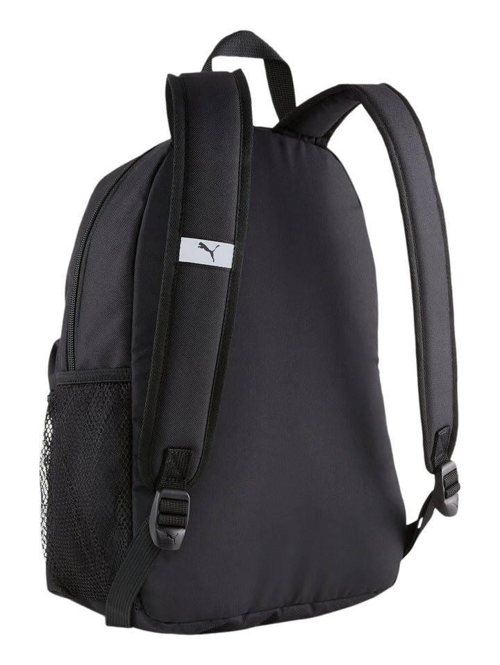 Mochila pequeña Puma de color negro con logotipo blanco en el bolsillo frontal y correas ajustables.