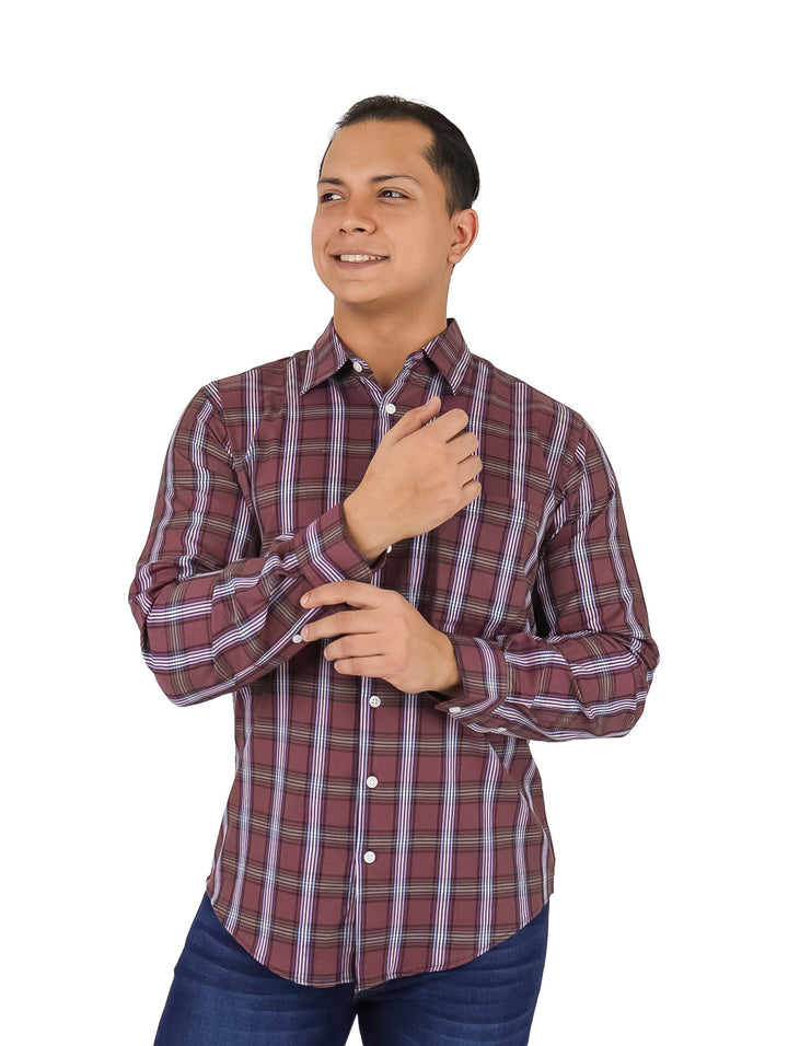 Hombre vistiendo camisa de manga larga color vino con estampado de cuadros y corte slim fit.