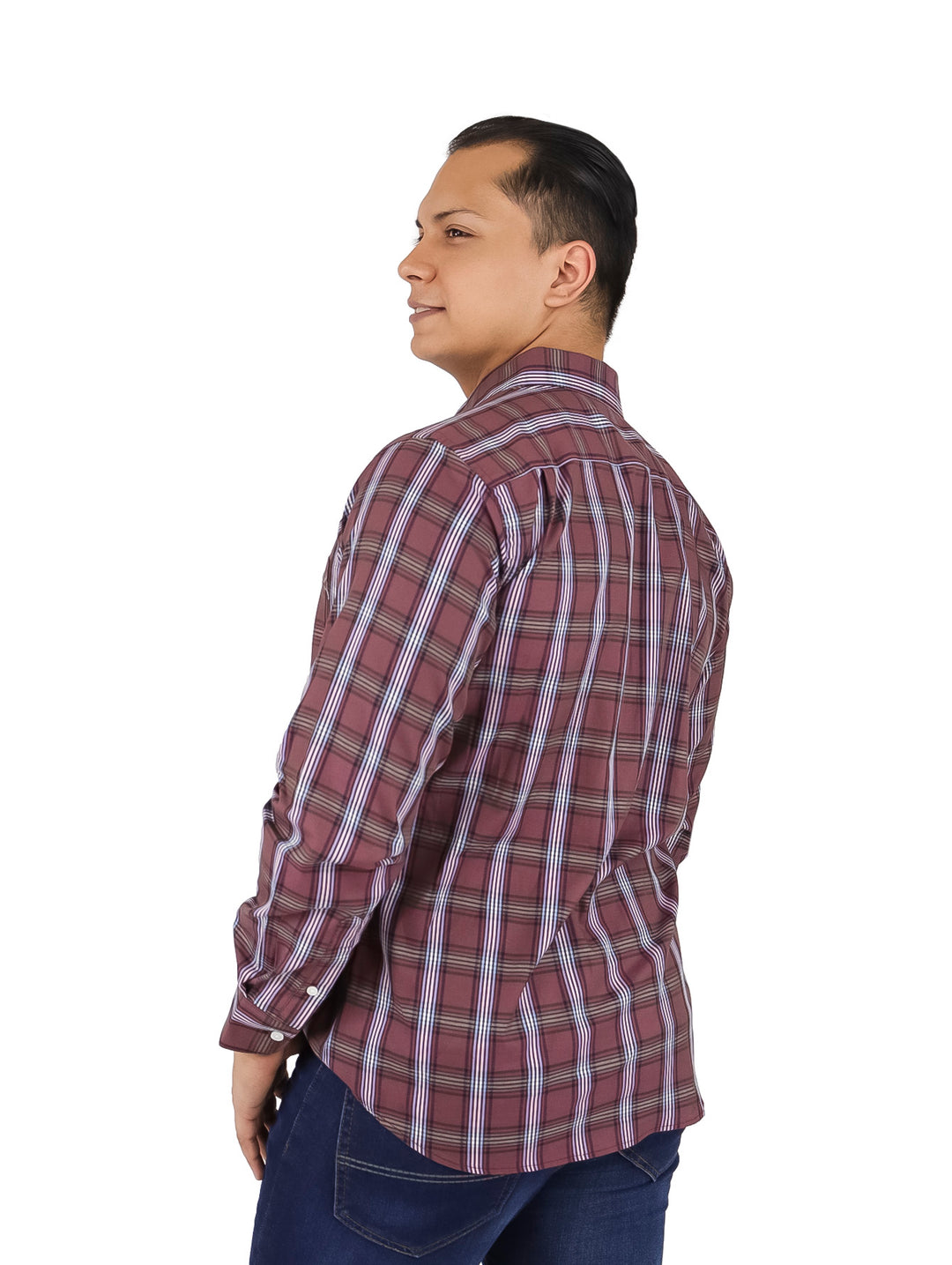 Hombre vistiendo camisa de manga larga color vino con estampado de cuadros y corte slim fit.