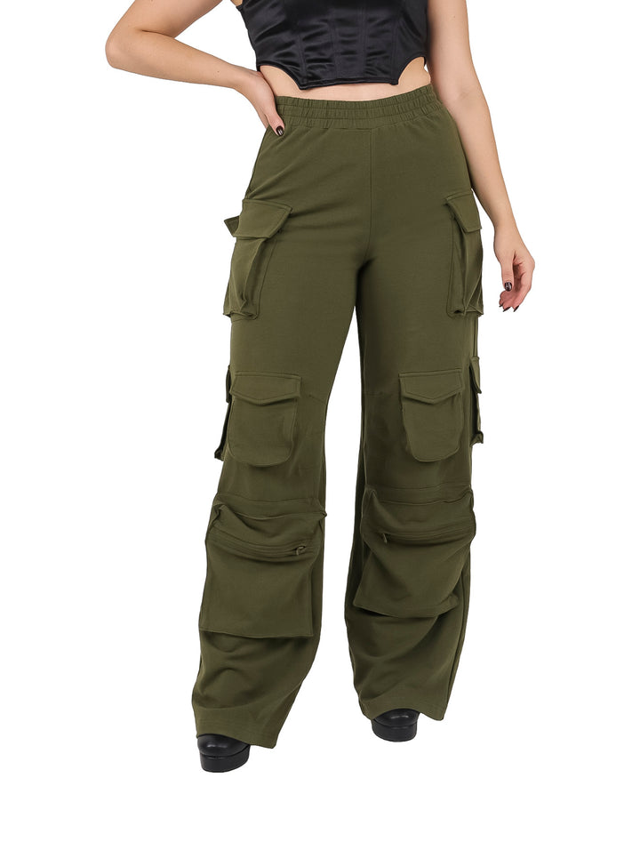 Pantalones cargo color verde militar para mujer con múltiples bolsillos laterales y cintura elástica.