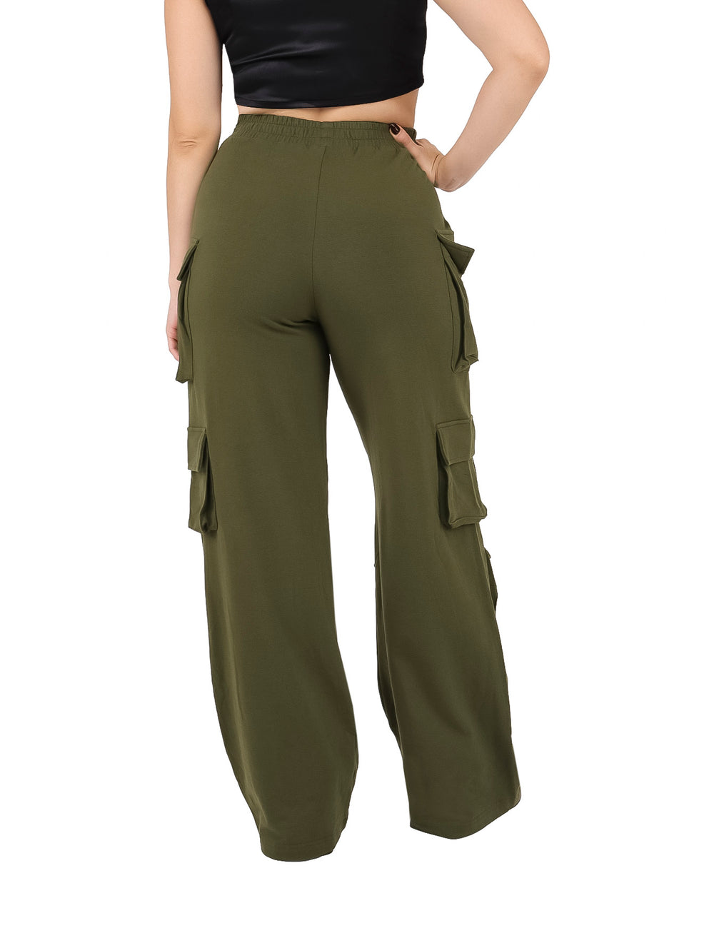 Pantalones cargo color verde militar para mujer con múltiples bolsillos laterales y cintura elástica.