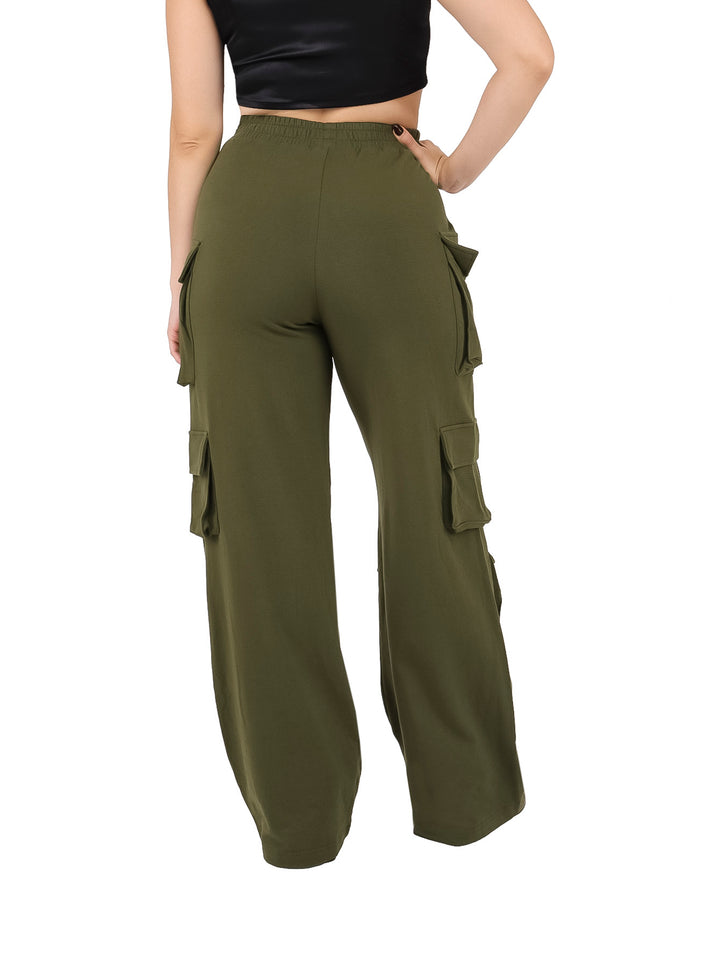 Pantalones cargo color verde militar para mujer con múltiples bolsillos laterales y cintura elástica.