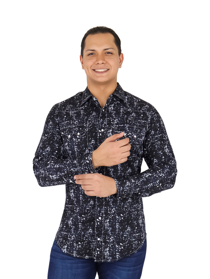 Hombre vistiendo camisa negra de manga larga con estampado blanco y jeans azules.