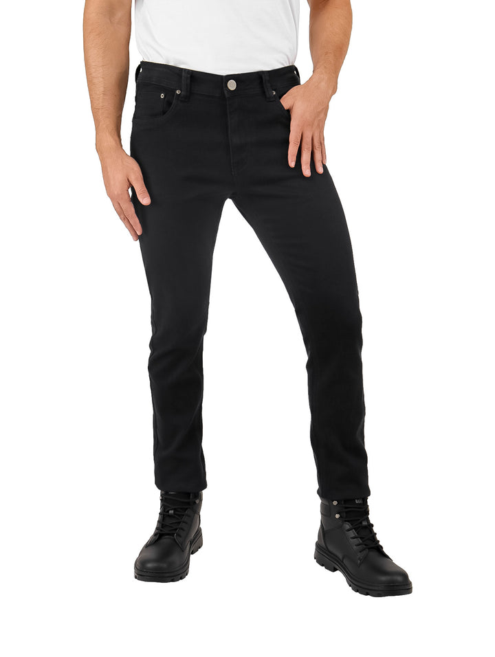 Hombre vistiendo pantalón de gabardina slim fit color negro y botas negras.
