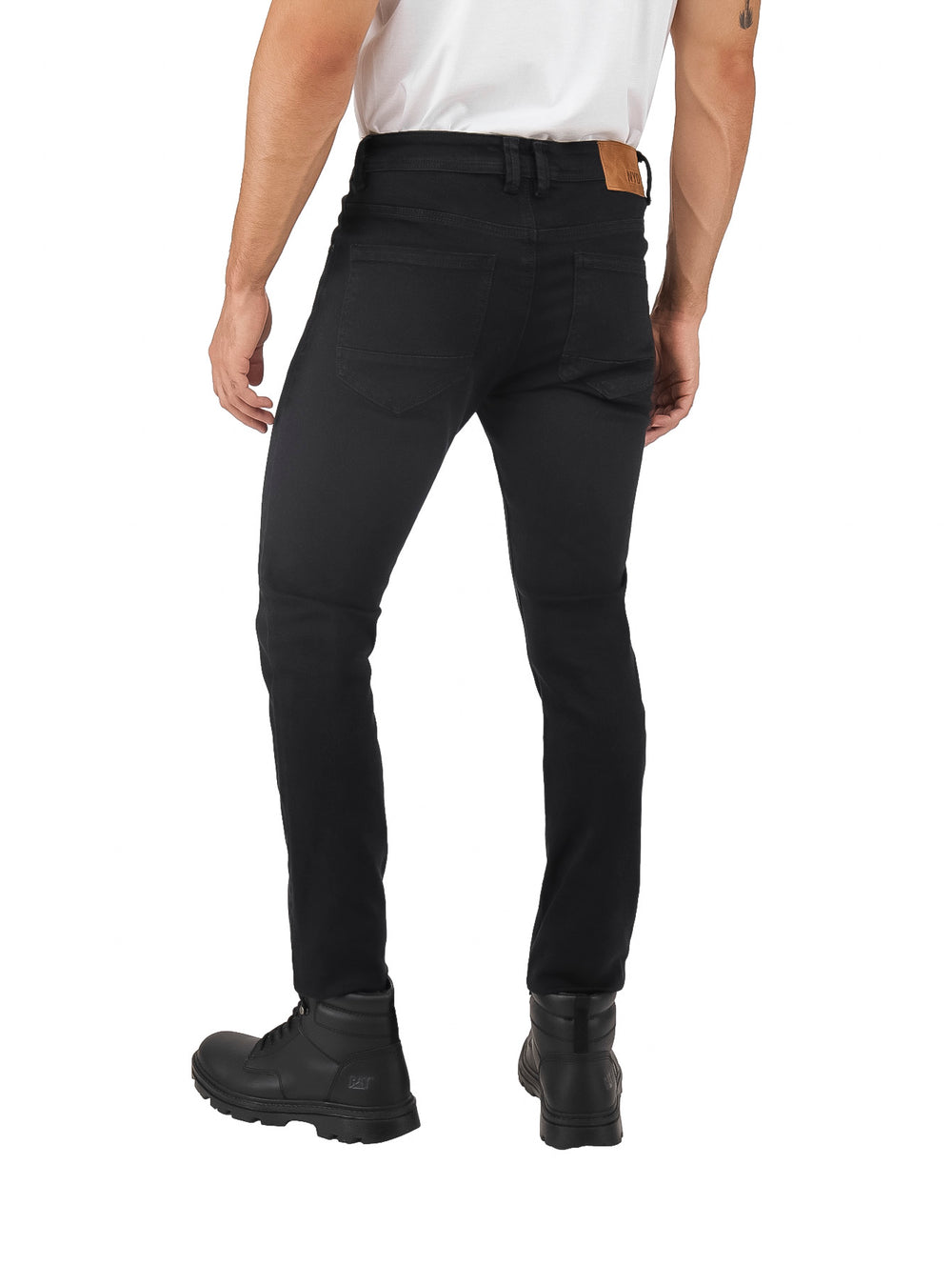 Hombre vistiendo pantalón de gabardina slim fit color negro y botas negras.