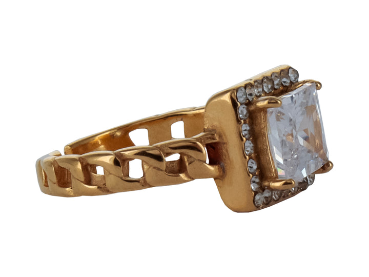 Anillo de color oro con una piedra central cuadrada transparente rodeada de pequeñas circonias brillantes.