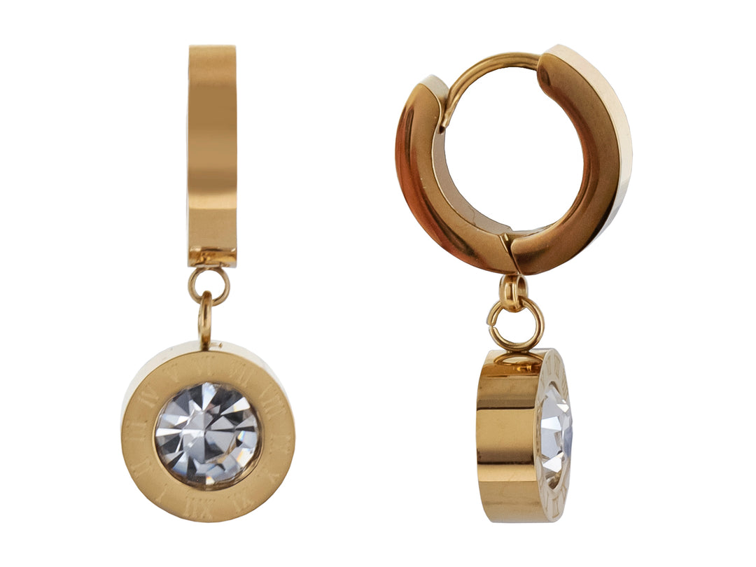 Par de pendientes tipo argolla en color oro con un dije circular que contiene una piedra brillante blanca.