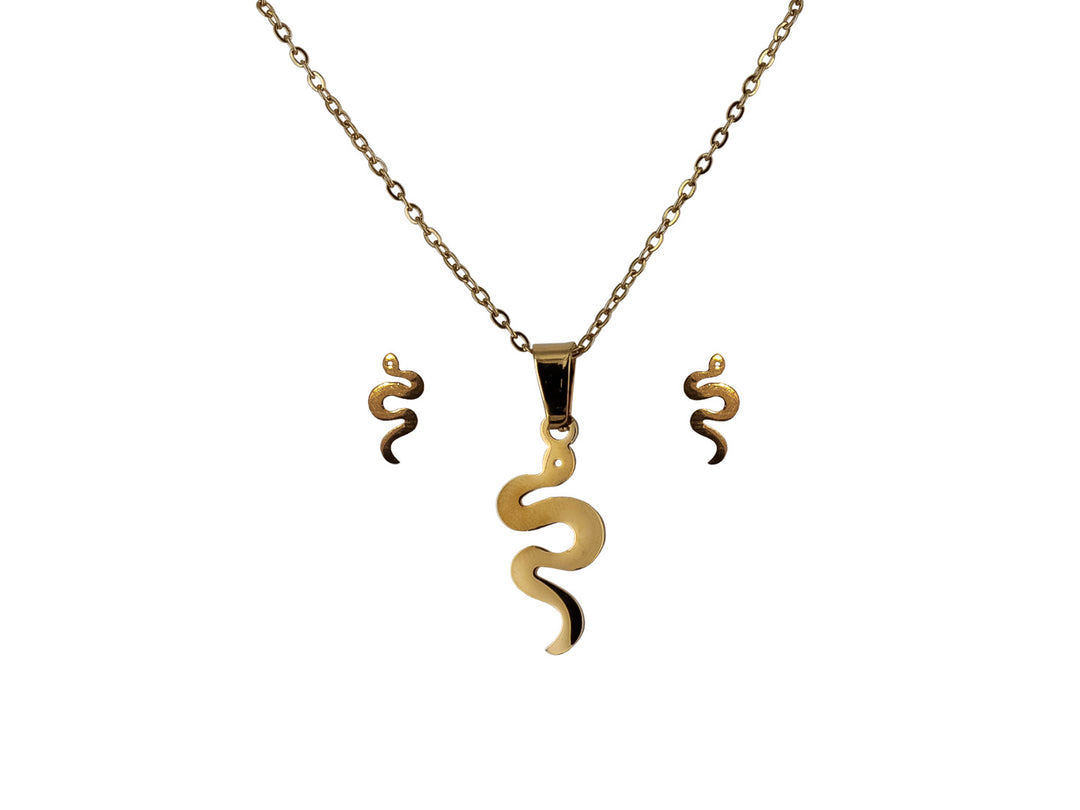 Set de joyería dorado compuesto por un collar y aretes con diseño de serpiente estilizada sobre fondo blanco.