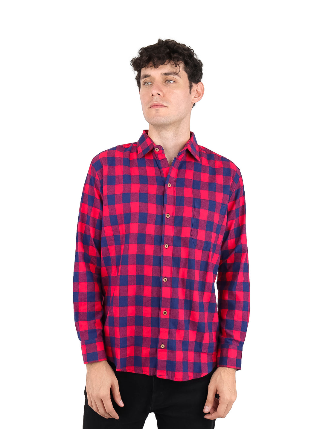 Hombre vistiendo una camisa de franela a cuadros en colores rojo y azul marino.