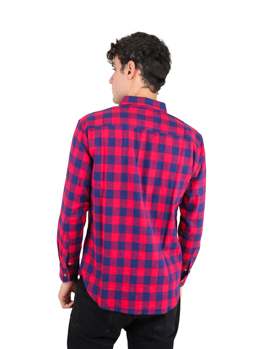 Hombre vistiendo una camisa de franela a cuadros en colores rojo y azul marino.