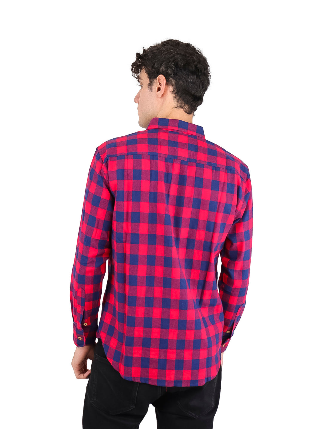 Hombre vistiendo una camisa de franela a cuadros en colores rojo y azul marino.