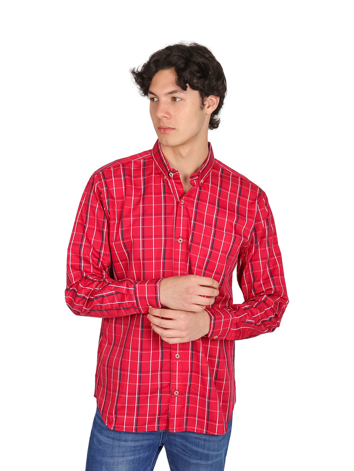 Hombre vistiendo una camisa roja a cuadros de manga larga y cuello, estilo casual.