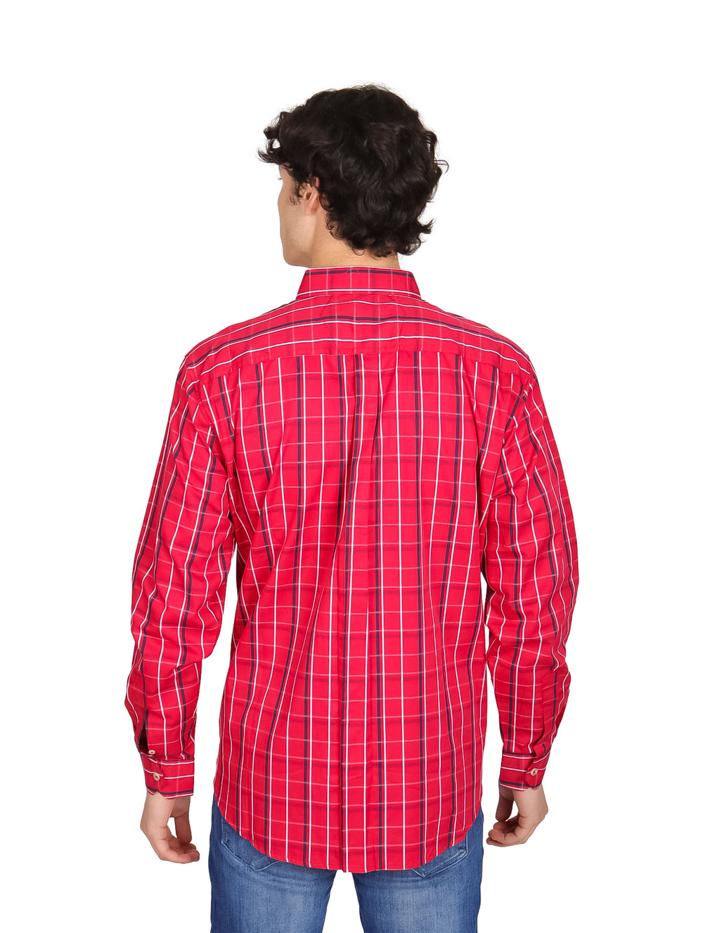Hombre vistiendo una camisa roja a cuadros de manga larga y cuello, estilo casual.