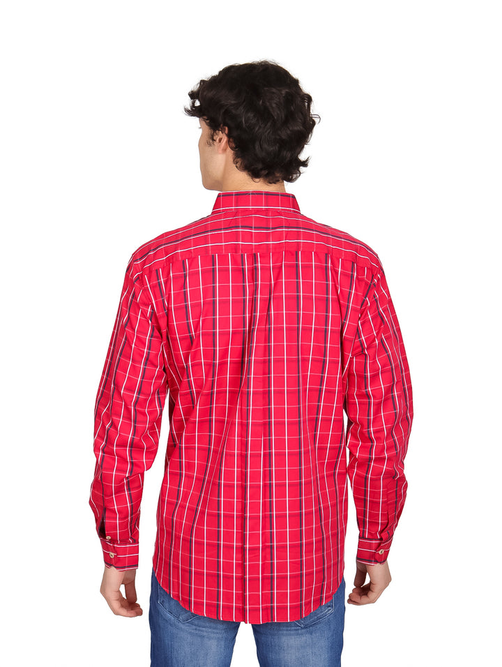 Hombre vistiendo una camisa roja a cuadros de manga larga y cuello, estilo casual.